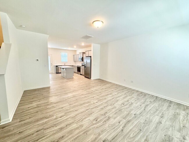 Building Photo - Charming townhome community! 3br 2.5ba  Jake Alexander Area Near I-85