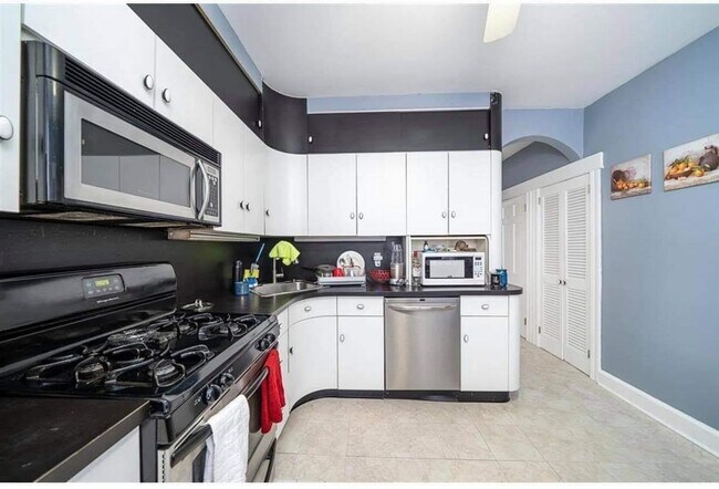 Building Photo - 32 W 46th St