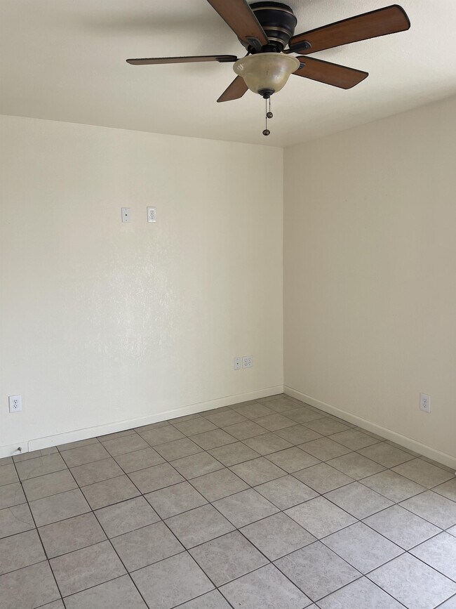 Building Photo - 557 Villa St