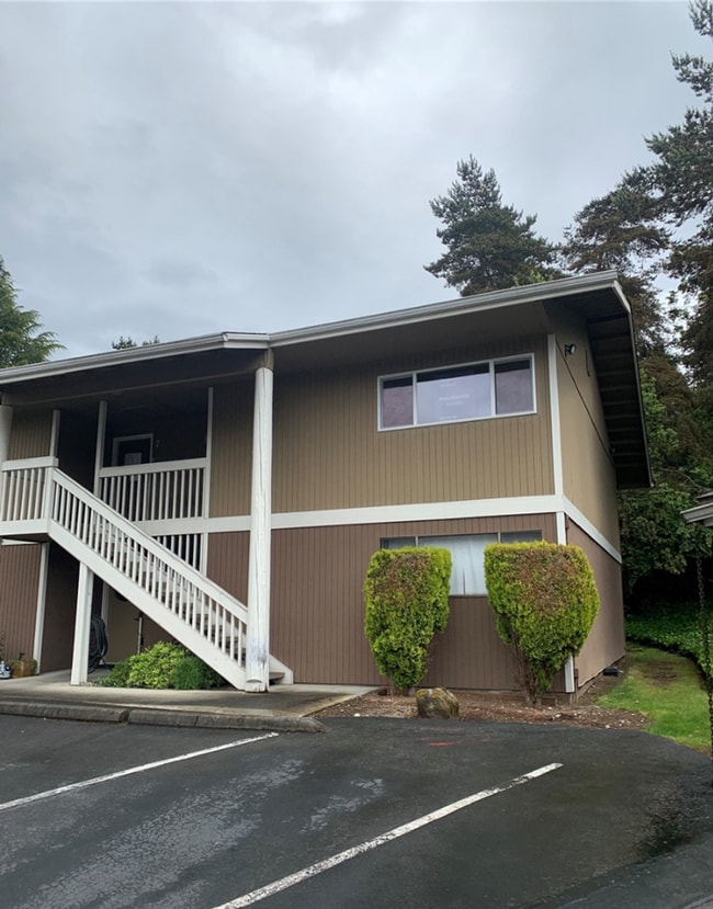Building Photo - Updated Bellevue Condo with Reserved Parki...