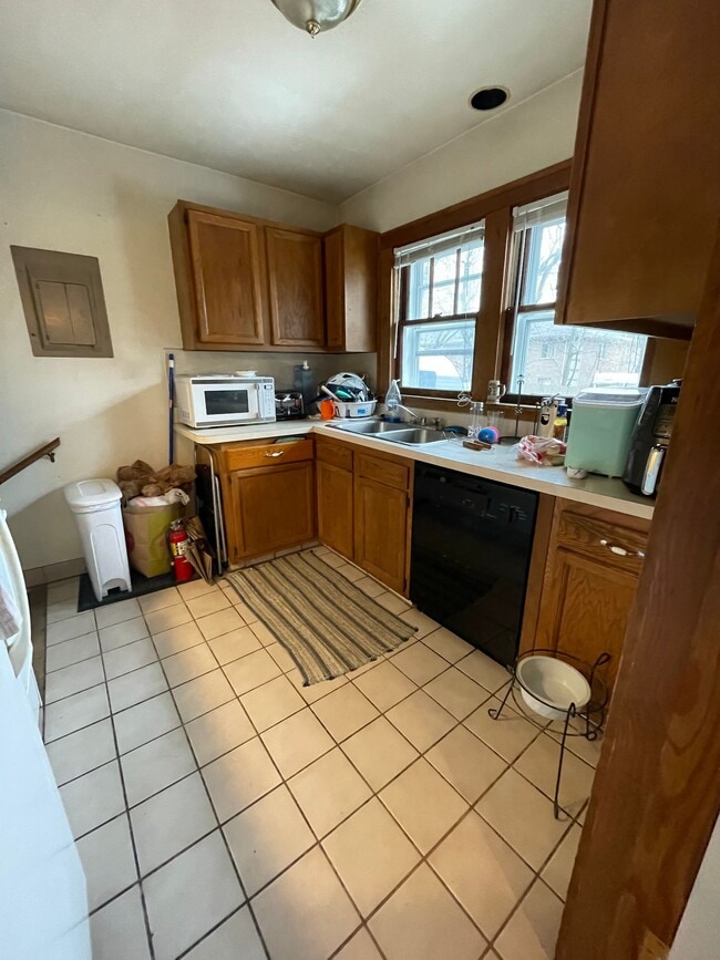 Building Photo - 203 E Davis Ave