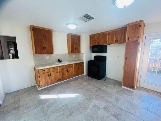 Foto del edificio - 2 Bedroom 1 Bathroom Home!