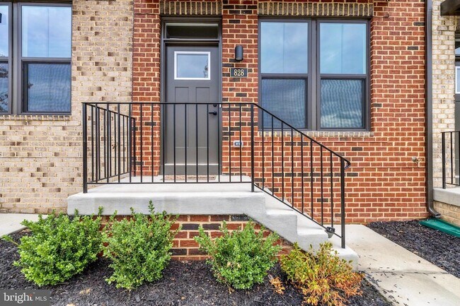 Building Photo - 828 Watts St
