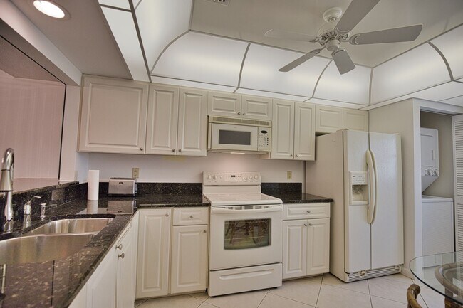 Building Photo - Annual Furnished 2nd Floor Condo on Capri ...