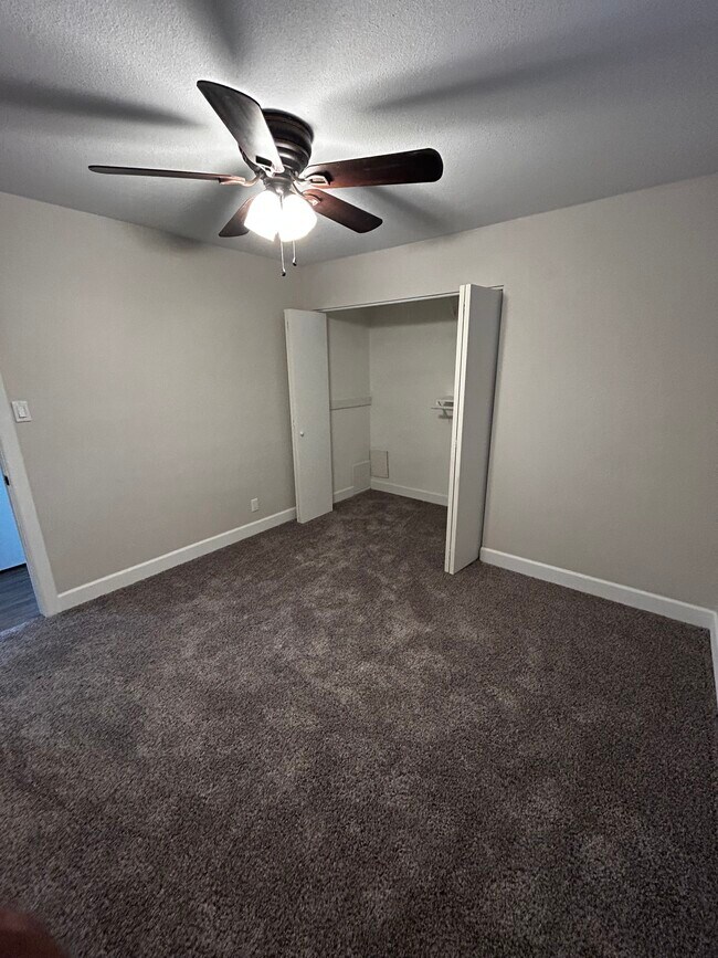 Foto del edificio - 8020 E Oak St