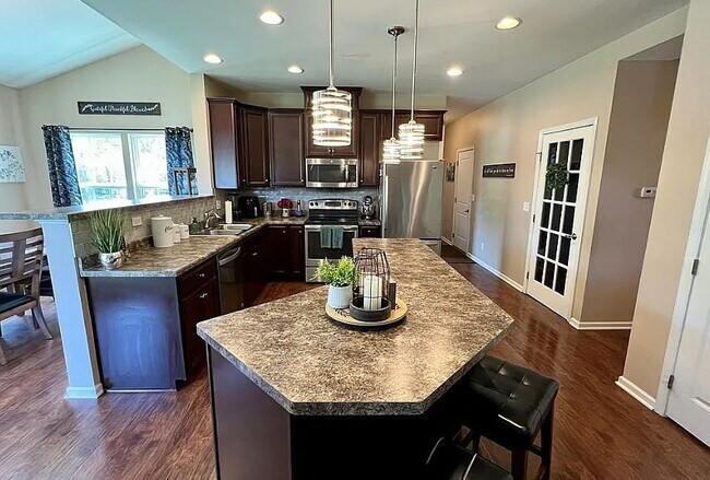 Foto del edificio - Furnished 5-Bedroom Single-Family Home in Orchard Park