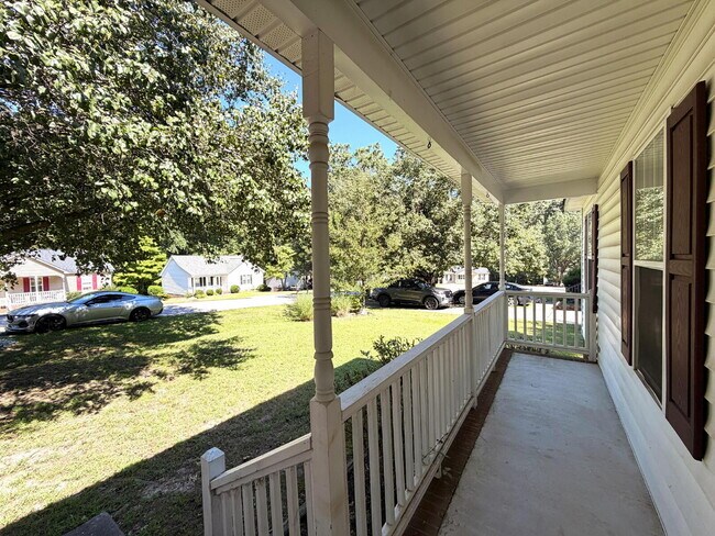 Foto del edificio - Charming 3 bedroom home with a deck and fenced backyard!