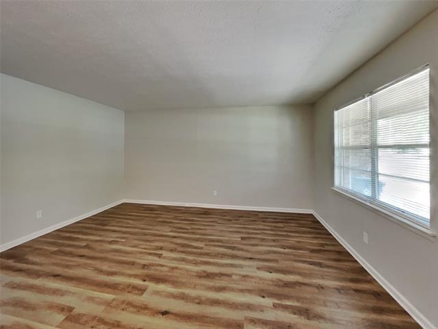 Foto del edificio - 825 Livingston Dr
