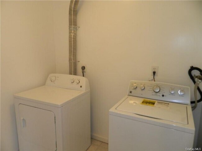 Building Photo - 44 Brookside Dr W