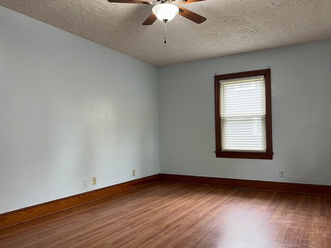 Building Photo - Charming 2bd/1ba home on large lot! Pet fr...