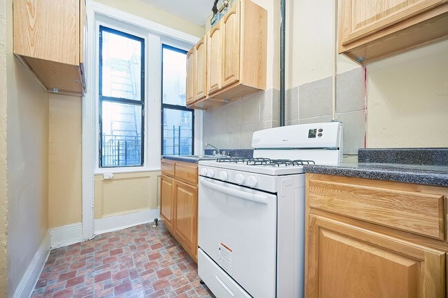 Building Photo - 545 W 146th St