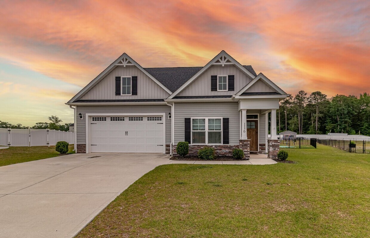 Foto principal - SPACIOUS 4 Bedroom | 2.5 Bathroom in Stone...