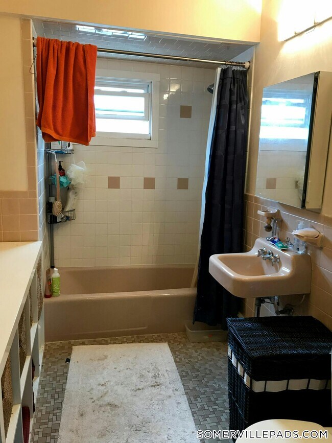 Building Photo - 3 Calvin St