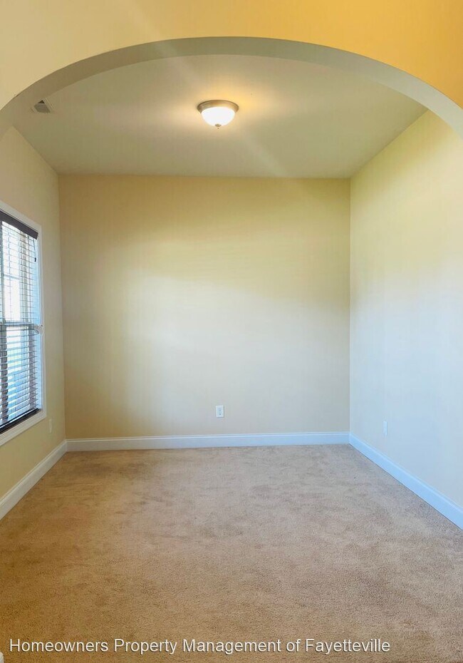 Building Photo - 4 br, 2.5 bath House - 3405 Castlefield Ln