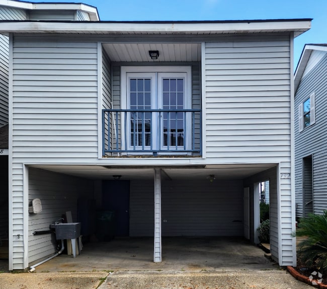 Building Photo - 732 Marina Dr