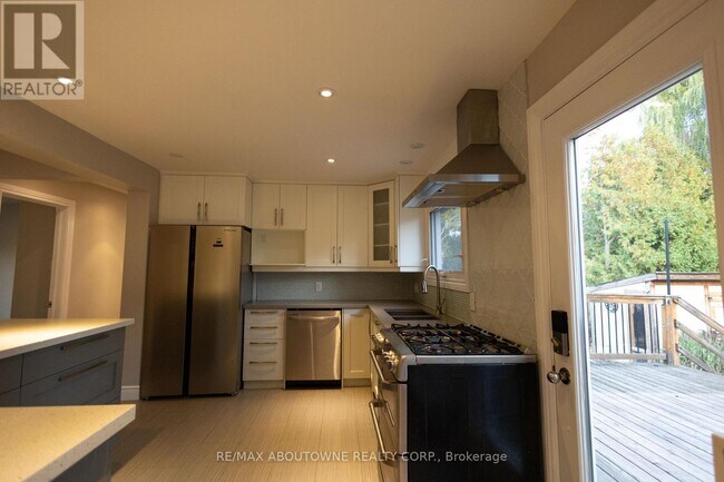 Building Photo - 2424 Yolanda Dr