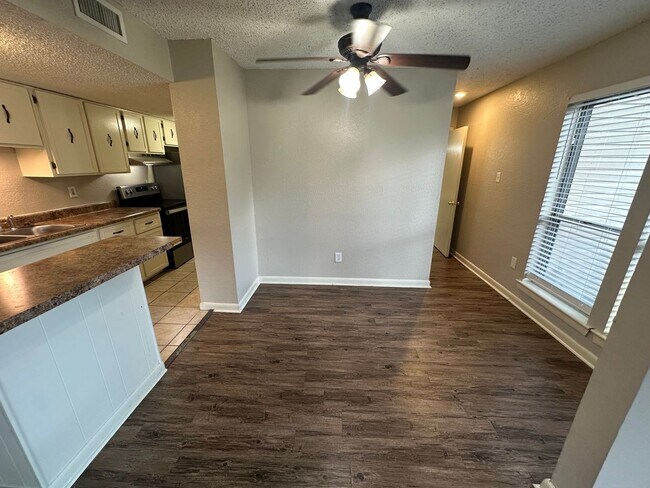 Foto del edificio - 1705 Port Oak Pl