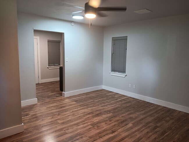 Building Photo - Remodeled & Cozy