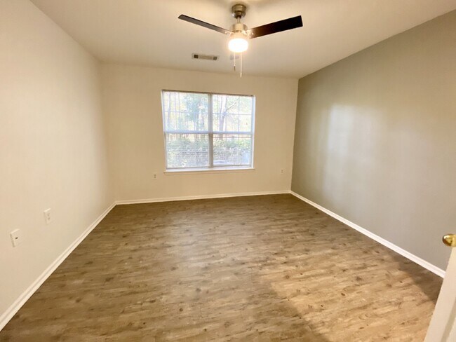Foto del edificio - First Floor, One Bedroom Condo at the Reserve at Woodbridge.