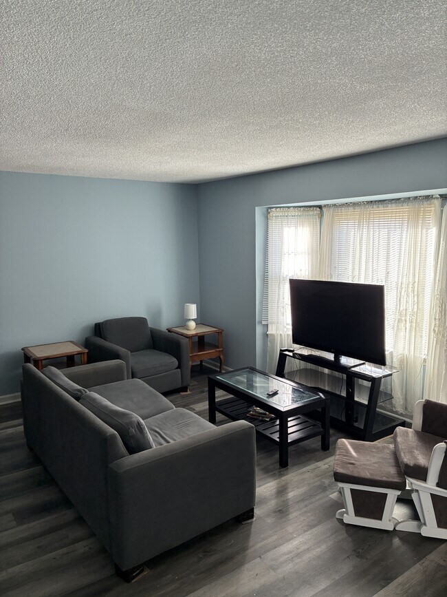 Foto del edificio - 700 Crystal Springs Ct
