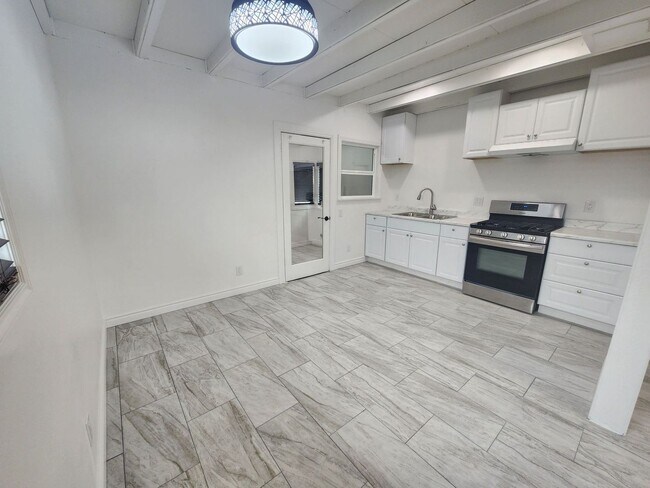 Foto del edificio - **COMING SOON** Newly Remodeled 2 bedroom located in Chocolate Drop area!!