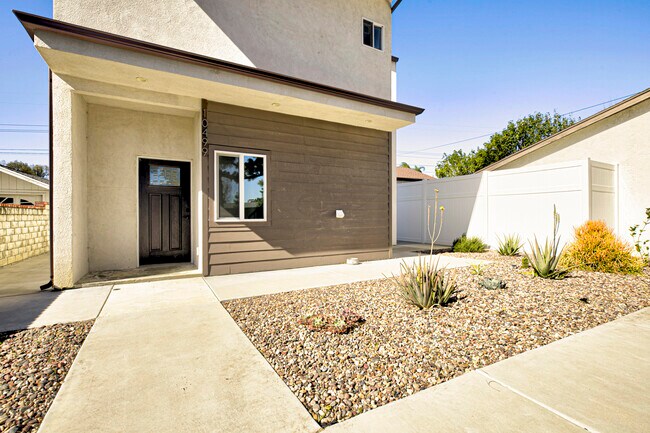 Building Photo - 10499 Yolanda Ave