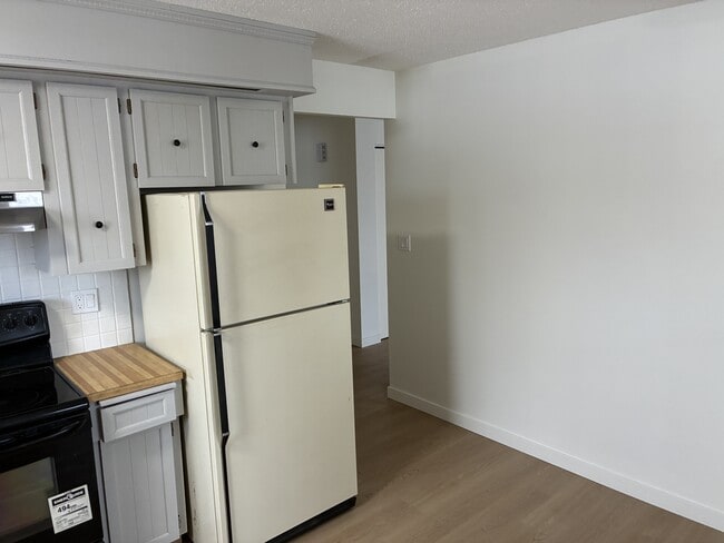 Building Photo - 6637 Poplar Dr