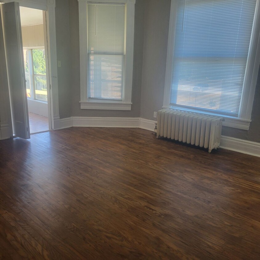 Foto principal - 221 E 11th St
