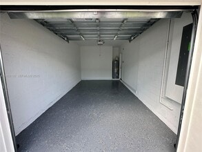 Building Photo - 402 SE Crossoak Ln