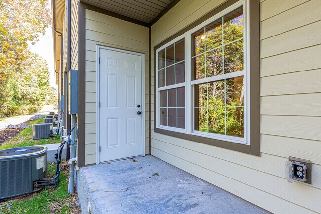 Building Photo - 728 Forrest Park Dr