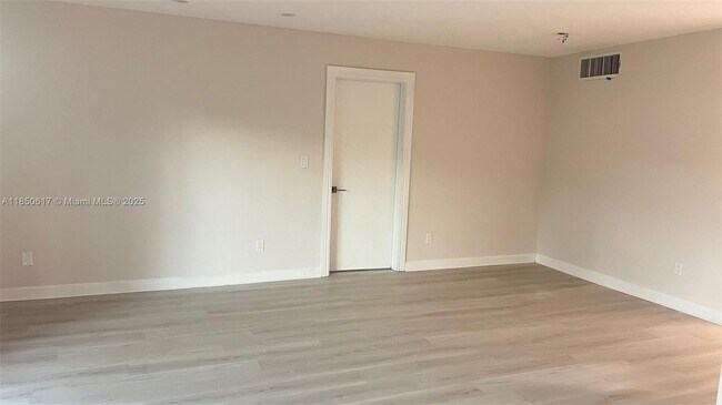 Foto del edificio - 6855 Edgewater Dr