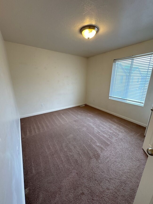 Building Photo - 394 E 600 S
