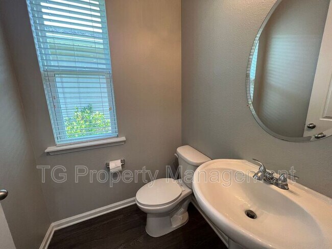 Foto del edificio - 15013 Russell Bridge Dr