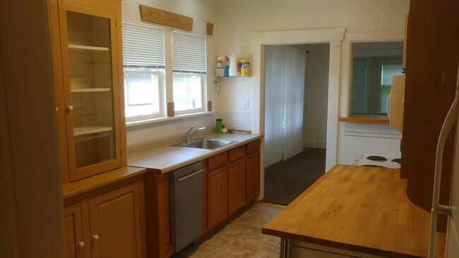 Full kitchen w/ W/D - 5031 11th Ave NE