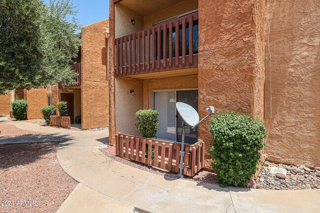 Building Photo - 2121 W Royal Palm Rd