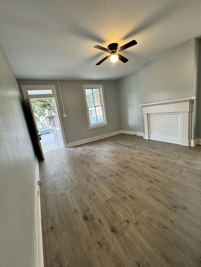 Foto del edificio - 82 W Main St