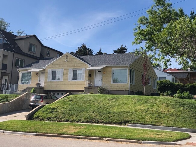 Building Photo - 689 E 8th Ave