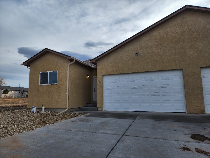Primary Photo - 712 E Hahns Peak Ave