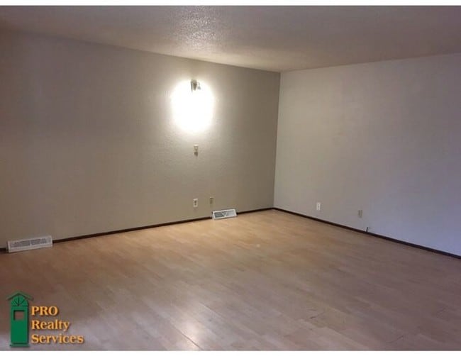Building Photo - Spacious 5 Bedroom Home