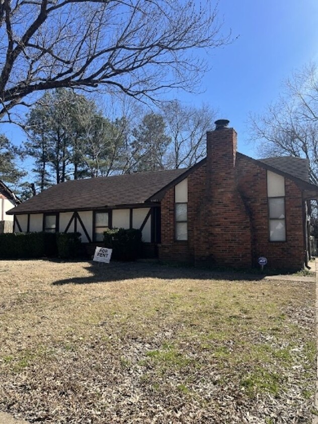 Foto principal - Charming 3-Bedroom Home in Memphis - Fresh...