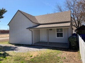 Building Photo - 404 N Findlay Ave