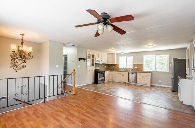 Photo - 1137 E Webster Dr House