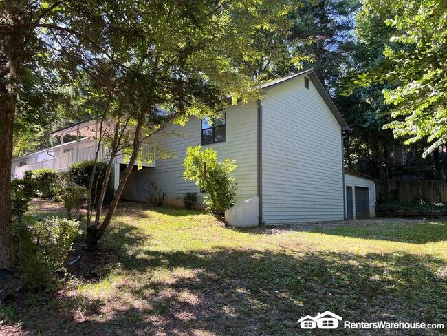 Building Photo - 5 Bedroom 3 Full Bath - Boat Door! Amazing...