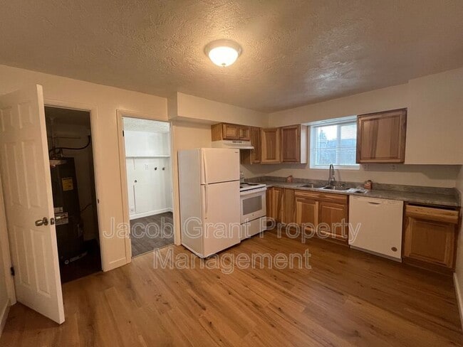 Building Photo - 598 Hansen Ave