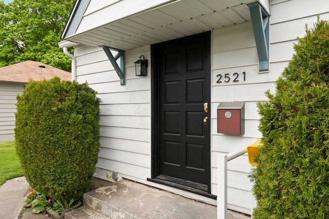 Building Photo - 2521 W Sanson Ave