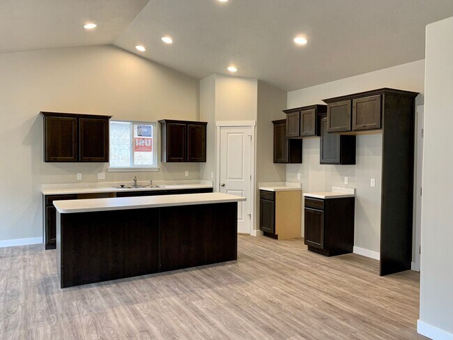 Building Photo - BEAUTIFUL LAKE POINT RAMBLER AVAILABLE July 8th!
