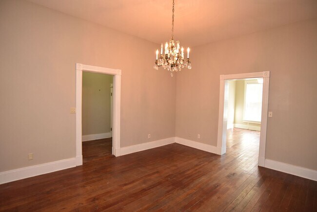 Building Photo - Historic Townhome !!