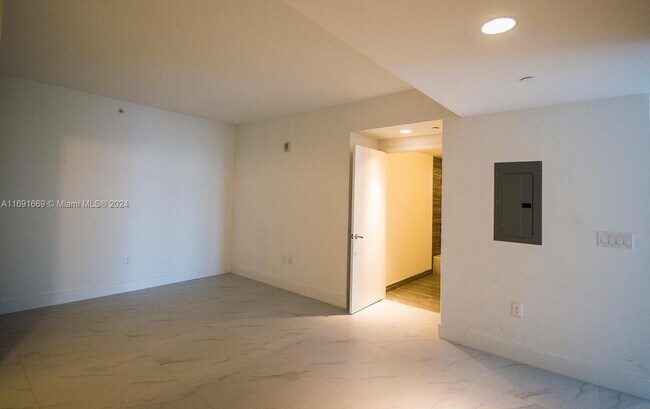 Building Photo - 1010 Brickell Ave