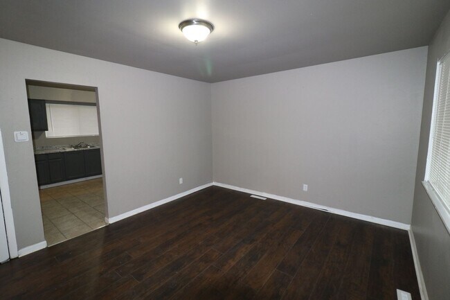 Foto del edificio - BEAUTIFUL NEWER HOME NEAR THE HIGHWAY SECT...