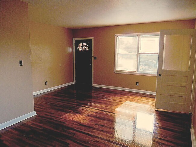 Foto del edificio - QUAINT Quincy 3/1 w/ Wood Floors, Sunroom, W/D, Large Yard, & New AC! $1100/month Avail May 6th!